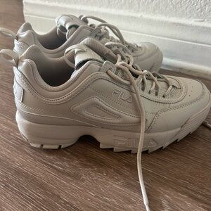 Women’s FILA Disruptor Sneakers size 9 like new!